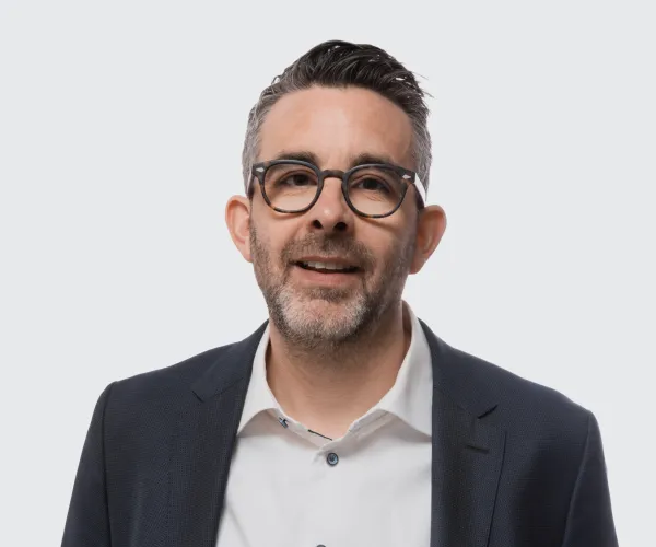 <img alt="" src="https://arkadprofiler.se/media/pages/kontakt/954b3cb6c9-1718277962/vnt-portratt-studio-jesper-full.jpg">