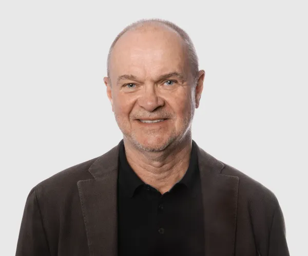 <img alt="" src="https://arkadprofiler.se/media/pages/kontakt/f62f8e7e28-1718277962/vnt-portratt-studio-micke-full.jpg">